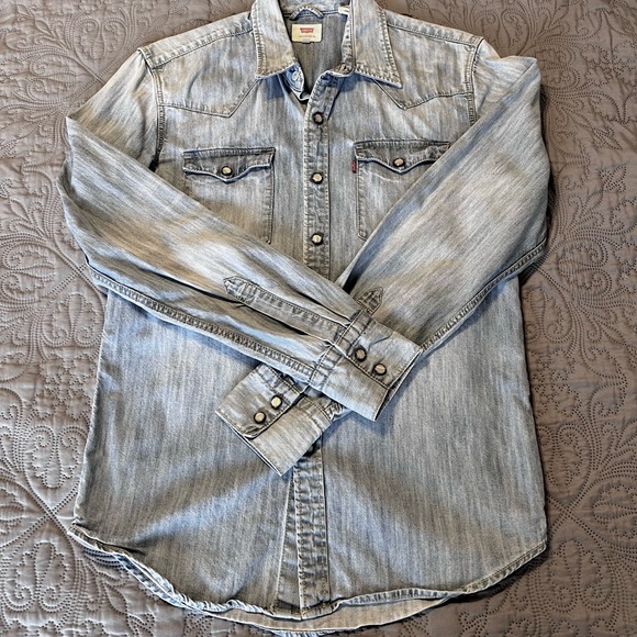 Levi’s jean shirt - Picture 2 of 9